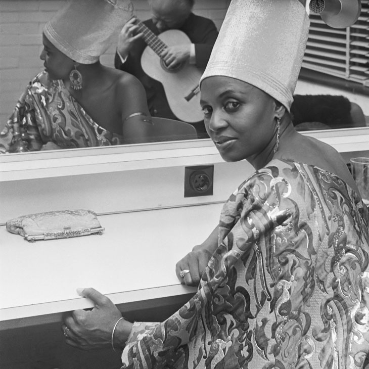 Miriam Makeba 1969 backstage